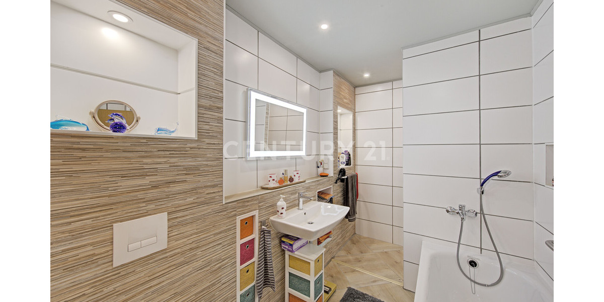 EG Badezimmer mit Wanne und Dusche
