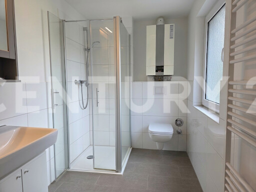 DG rechts Badezimmer (Möbel KI bearbeitet)